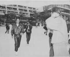 早朝散歩で顔を合わせた落合博満と星野仙一監督（右）は笑顔で挨拶＝沖縄・恩納村ムーンビーチ 