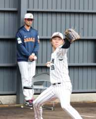 ダルビッシュ(左)が見る中、投球練習する高橋宏