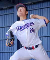 ブルペンで投げ込む牧野＝沖縄・北谷で（横田信哉撮影） 