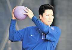 メディシンボールを使いトレーニングする清水