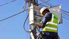 An employee of the General Directorate of Sulaimani Electricity working on repairing an electrical box. (Photo: Kurdistan24)