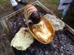 日本式の料理をもう一品。オウムガイのつぼ焼き！！火が通るほどに香ばしい匂いが辺りに漂う。