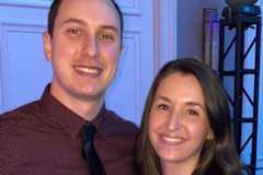 飛行機が墜落して新居炎上！新婚さん、瓦礫で結婚指輪を見つけて愛を深める【…