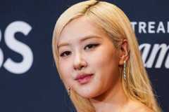 「下着みたいな服」の指摘相次ぐ…BLACKPINKロゼのファッションショ…