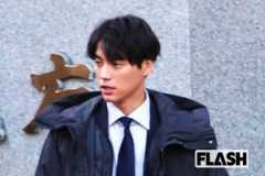福士蒼汰　警視庁前で見せた「刑事役」ロケ姿　異色の「広報課」が舞台、“ア…