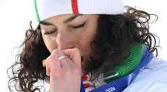 epaselect epa12730984 Gold medalist Federica Brignone of Italy kisses her medal during the medal ceremony of the Women's Super G of the Alpine Skiing competitions at the Milano Cortina 2026 Winter Olympic Games, Tofane ski centre in Cortina d'Ampe...