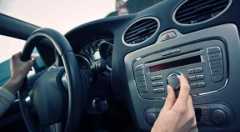 Radio nelle auto, rischio scomparsa nei nuovi modelli. Installate solo usb e app di streaming