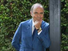 Bruno Vespa è nato a L’Aquila nel 1944. Ha iniziato a lavorare come giornalista a 16 anni, scriveva articoli sportivi per la sede aquilana del quotidiano Il Tempo