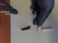 Napoli, 13enne in classe con una «penna taglierino»: lo scopre la prof di matematica. A scuola arrivano i carabinieri