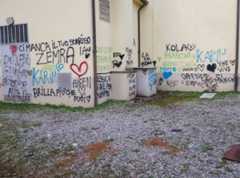 Morte di Xhesika Kola a Porcari, i muri della scuola imbrattati con le scritte dei compagni. Il sindaco: «Capisco, ma ora è tempo di rimediare al danno»