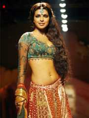 Bollywood's current favourite Priyanka Chopra is the first Indian actress to have beaten the Khans in endorsements. The actress, who has her kitty full with big banners, has worked hard on her figure and now is seen as a fashion icon in Bollywood. The former Miss World is these days experimenting a lot with her hairstyles.