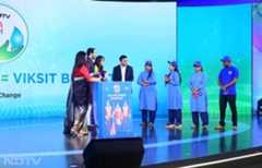 Sanitation workers on stage for the launch of Suraksha passport at the launch of Dettol Banega Swasth India Season 12.