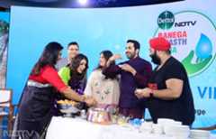 Ayushmann Khurana eating healthy and hygienic gol gappa's by Gurpreet Singh aka Mister Tikkoo at the launch of Dettol Banega Swasth India Season 12.