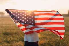アメリカ国旗と女性のシルエット