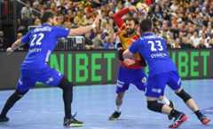 Dani Sarmiento, frenado por Luka Karabatic y Ludovic Fabregas.