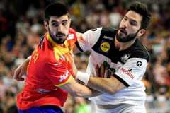 Suton (d) disputa un balón a Gurbindo (i), este miércoles.