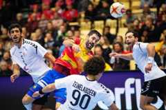 Raúl Entrerríos lanza el balón durante el partido ante Egipto.