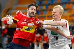 Raúl Entrerríos con el alemán Sebastian Firnhaber.