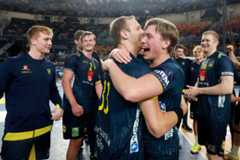 Cairo (Egypt).- Players of Sweden celebrate after the semi final match between France and Sweden at the 27th Men's Handball World Championship in Cairo, Egypt, 29 January 2021. ( lt;HIT gt;Balonmano lt;/HIT gt;, Egipto, Francia, lt;HIT gt;Suecia lt;/HIT gt;) EPA/