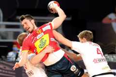 Cairo (Egypt).- Spain'Äôs Alex Dujshbaev (C) in action against Denmark's Magnus Landin Jacobsen (R) during the semi final match between Spain and Denmark at the 27th Men's Handball World Championship in Cairo, Egypt, 29 January 2021. (Balonmano, lt;HIT gt;Dinamarca lt;/HIT gt;, Egipto, lt;HIT gt;España lt;/HIT gt;) EPA/