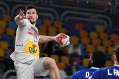 Alex Dujshebaev se levanta para el lanzamiento ante Mem y Fabregas.