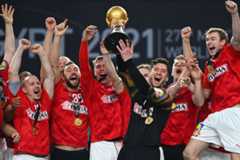 Landin, con el trofeo de campeones en el Cairo Sports Hall.