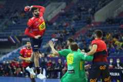 Garcindia lanza ante la defensa de Polonia, este jueves.