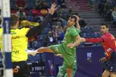 Pérez de Vargas se enfrenta a un disparo de Vujovic.