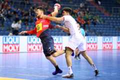 El iraní Reza Yadegaridehkordi trata de evitar el lanzamiento de Alex Dujshabev.