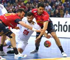 Sánchez-Migallón (dcha.) y Guardiola, ante Remili el domingo en Cracovia.