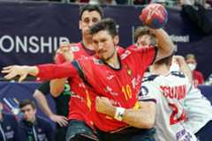 Alex Dujshebaev lanza con la defensa de O'Sullivan.