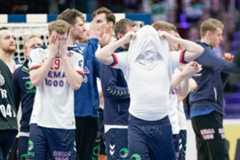 Los jugadores de Noruega lamentan la derrota.