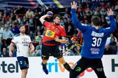 Daniel Dujshebaev atacando en el partido frente a la selección de Noruega en el Mundial de balonmano.