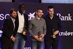 Savané, Rafa Martínez, San Emeterio tras ser galardonados en los Premios Gigantes.