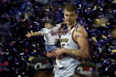 Jokic, con su hija en brazos durante la celebración de los Nuggets.
