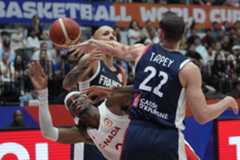 Gilgeous Alexander, entre Tarpey y Fournier.