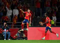Yeremy Pino y Nico Williams celebran el gol del primero ante Suiza.