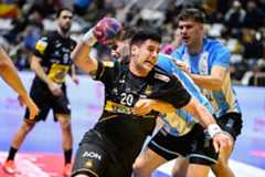 El pivote de la selección española de balonmano, Abel Serdio,  preparando un lanzamiento durante el partido frente a Argentina la pasada semana en Castellón.