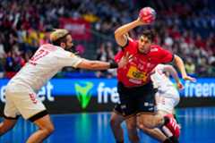 Daniel Dujshebaev conduciendo un balón durante el último partido frente a Japón en el Mundial.