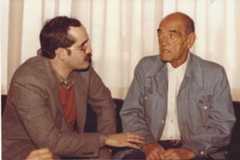 García-Rayo con Luis Buñuel, que le regaló su garrota en su regreso tras el exilio.
