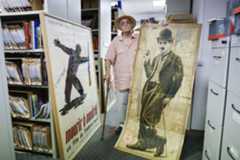 García-Rayo, con una pintura litográfica que se usaba para publicitar las películas  a principios del pasado siglo, en este caso de Charlot.