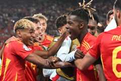 Lamine festeja el 5-1 en compañía de Zubimendi y Nico Williams.