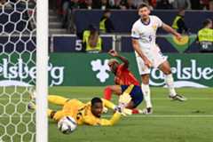 Maignan observa cómo entra el segundo gol de Lamine Yamal.