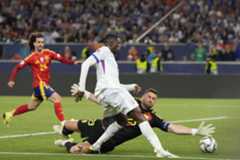 Unai Simón trata de tapar un disparo de Dembélé.