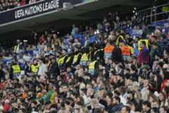 Los auxiliares de juego forman una fila en las gradas durante la final de la Liga de Naciones entre Portugal y España en la Arena Allianz de Múnich.