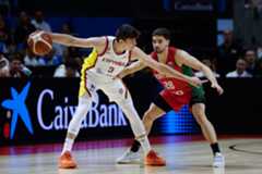 El base de la selección española de baloncesto, Sergio de Larrea, controlando un balón en el partido ante Portugal.