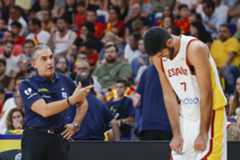 Scariolo, con Aldama, durante el amistosos en Madrid contra Alemania.