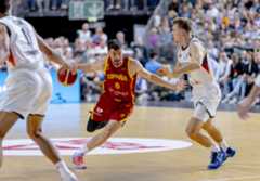 El escolta de España Darío Brizuela conduciendo un balón frente a Alemania.