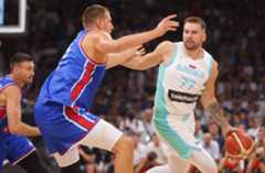 Doncic, defendido por Jokic, en un amistoso reciente entre Eslovenia y Serbia.