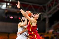 Puerto, defendiendo a Bitadze, en el Spyros Kyprianou Arena de Limasol.